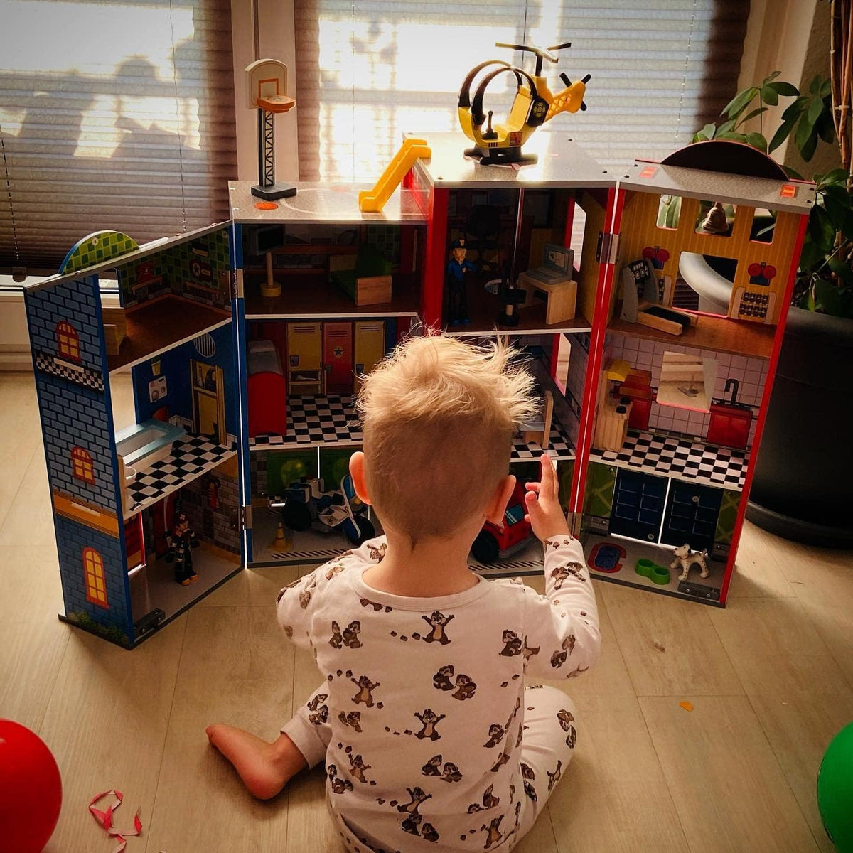 Wooden play set, 3 levels, with 26 accessories, folds for storage